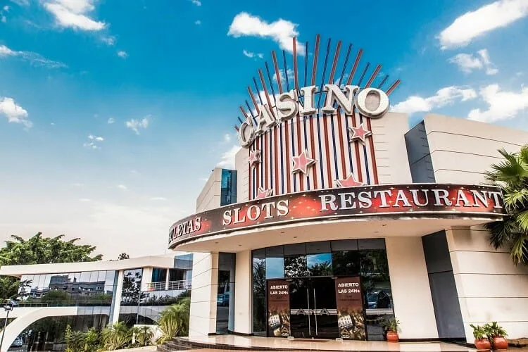 Eine illustrative Aufnahme eines modernen Casino-Interieurs mit Fokus auf Spielautomaten, stellvertretend für die digitale Spielewelt.