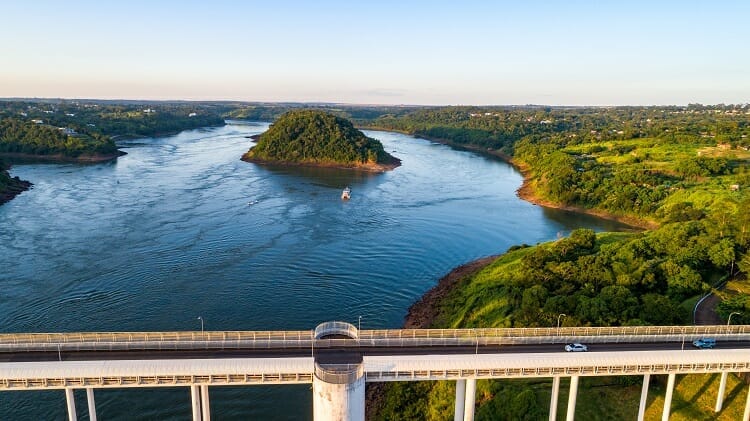 Ponte da Amizade - rio e vegetação 