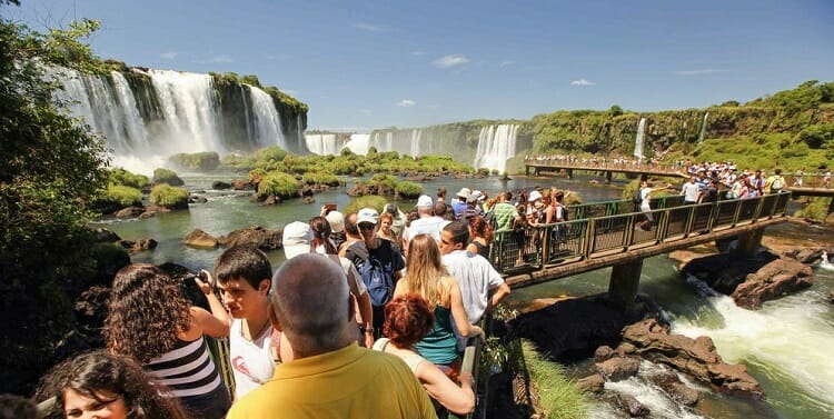 Alta Temperatura em Foz do Iguaçu - cataratas do iguaçu - turistas na passarela 