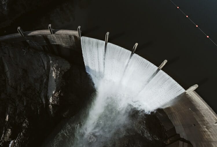 Alto de uma represa - Maiores Usinas Hidrelétricas do Mundo 