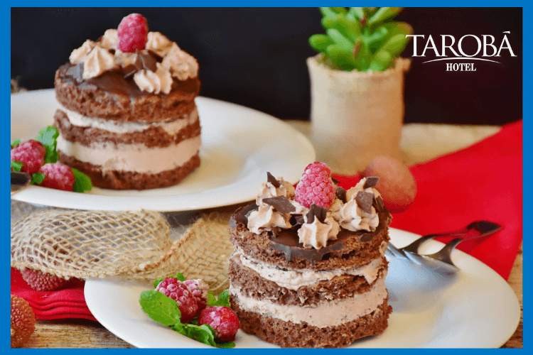 Dois pedaços de bolo de chocolate. Lugares para comer em Foz do Iguaçu, dicas para todas refeições! 