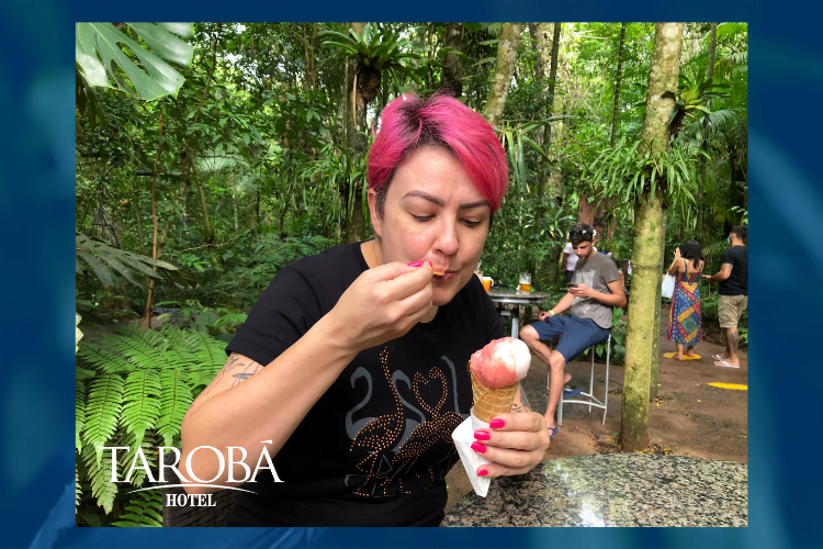 Mulher tomando sorvete, que é a nova novidade do parque. Parque das Aves.