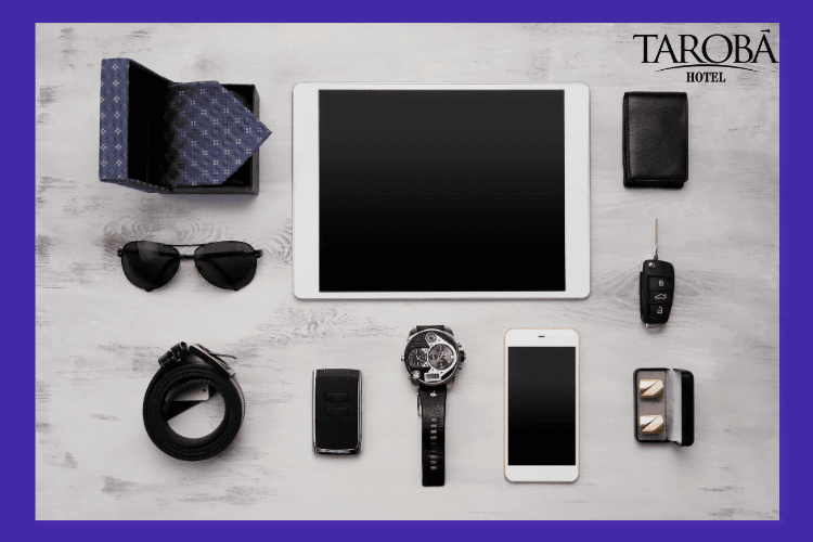 Acessórios em uma mesa, para levar na bagagem. O que levar na mala de viagem lista completa para a viagem perfeita