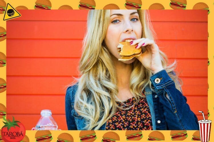 Onde tem Hamburgueria em Foz do Iguaçu? Loira comendo hambúrguer