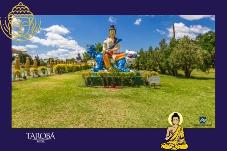 Uma das estátuas do Templo Budista Foz do Iguaçu, o Bodisatva Manjushri