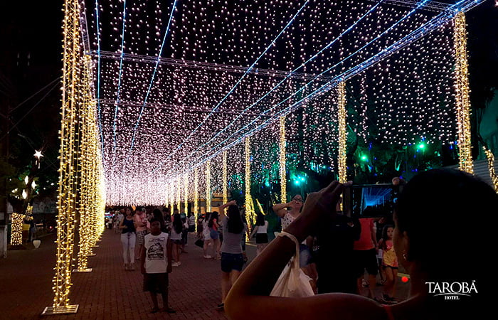 Arco de luzes na Praça da Paz | fim de ano na terra das cataratas