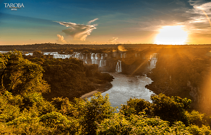 pôr do sol nas Cataratas