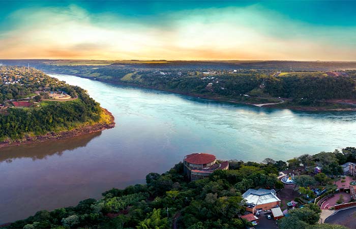 Encontro dos rios Iguaçu e Paraná na tríplice fronteira de BR/AR e PY