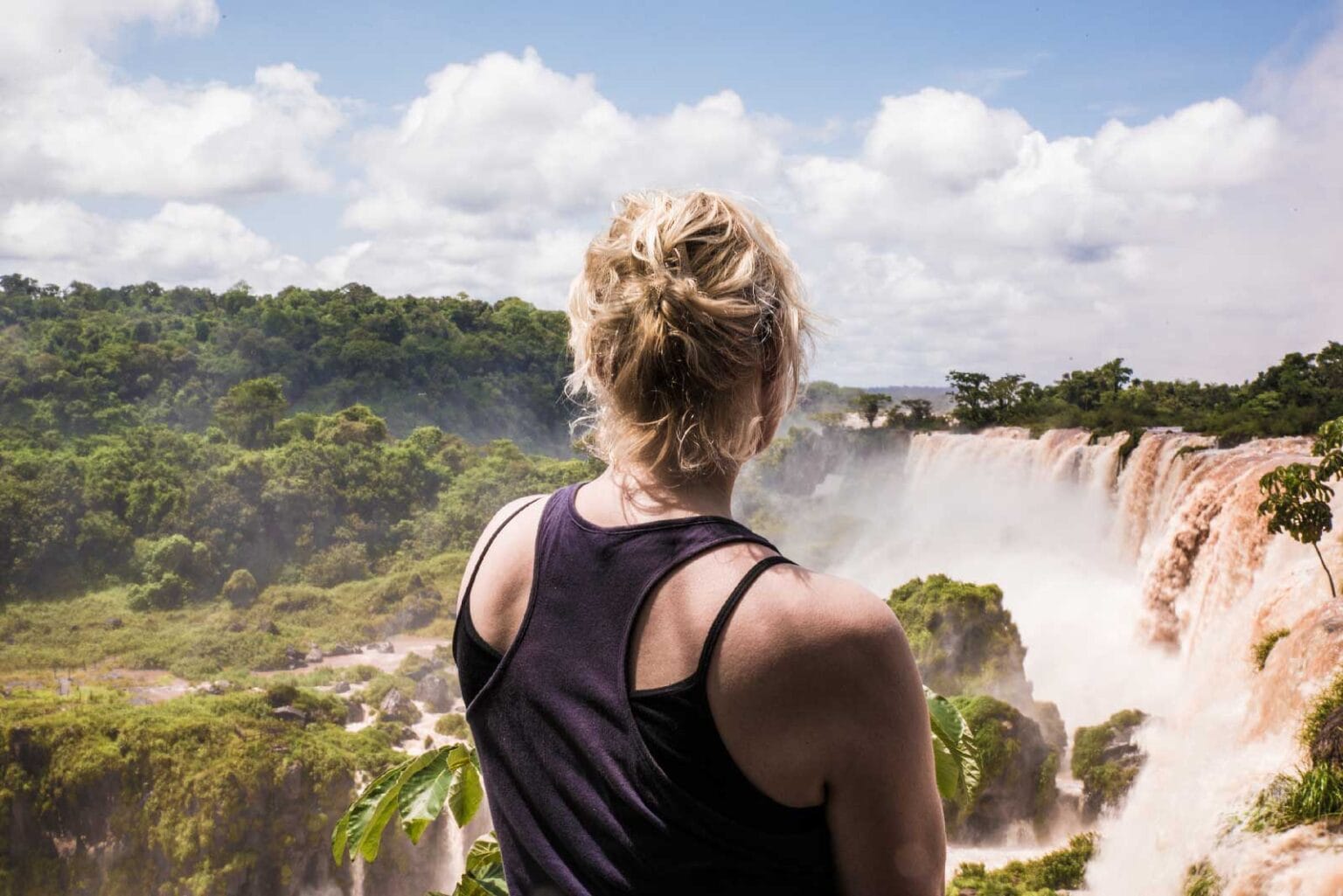 Mulher admirando as cataratas do iguaçu