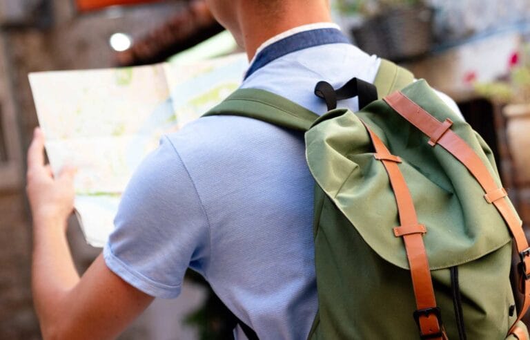 Jovem em Foz do Iguaçu explorando os melhores pontos turísticos