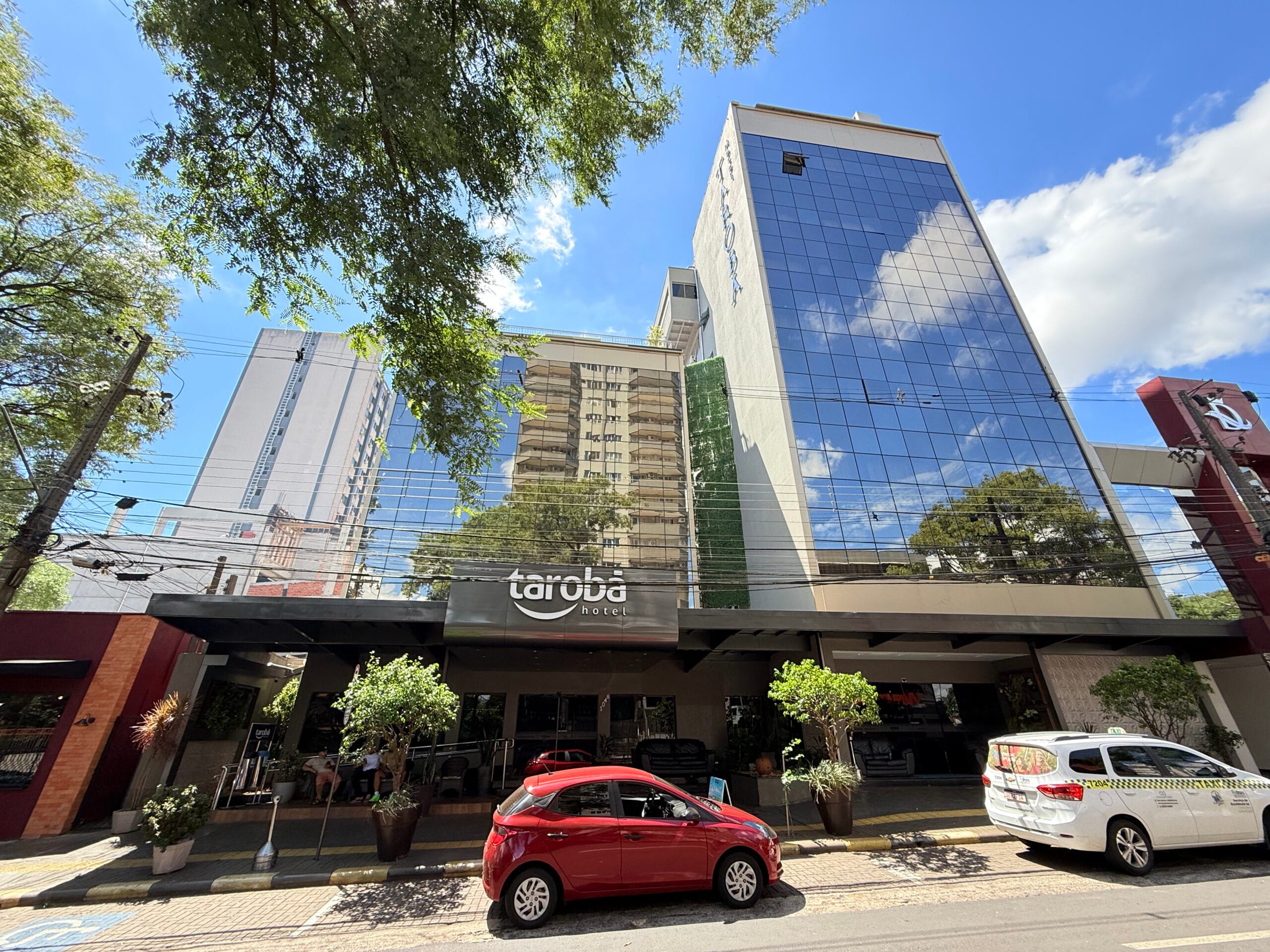 Fachada do Tarobá Hotel em Foz do Iguaçu