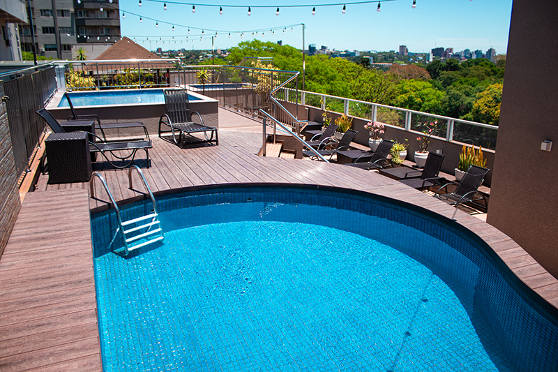 Área de lazer com piscina no hotel em Foz do Iguaçu